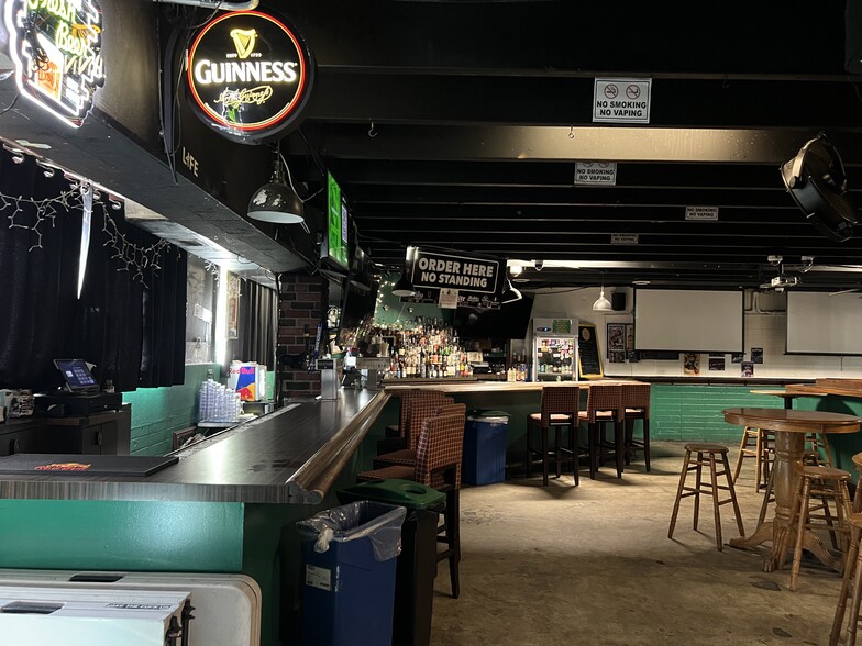 More Photos Of 2440 S Beretania St, Honolulu Bar For Lease