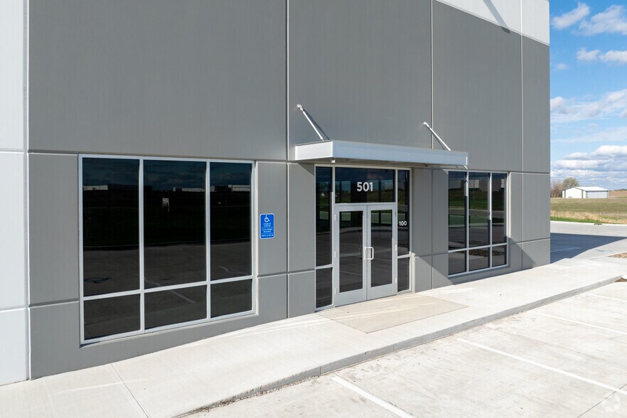 More Photos Of 501 SW 37th St, Grimes Industrial For Sale