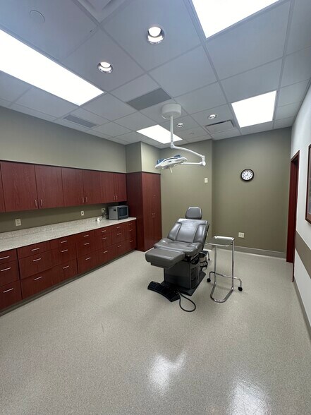 More Photos Of 4013 N Ridge Rd, Wichita Medical For Lease
