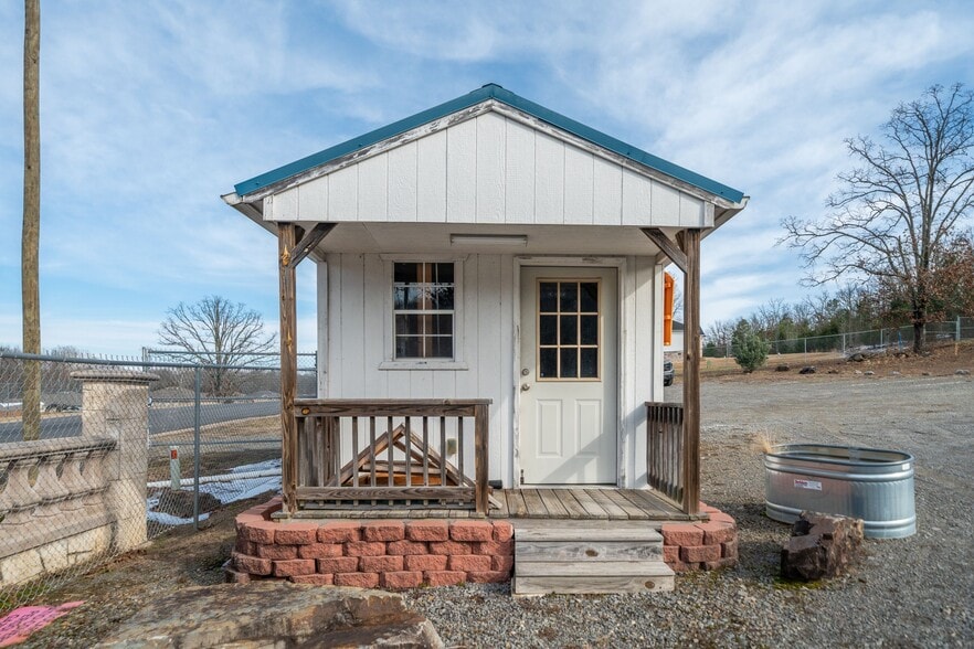 More Photos Of 1915 Walkers Trl, Conway General Retail For Sale