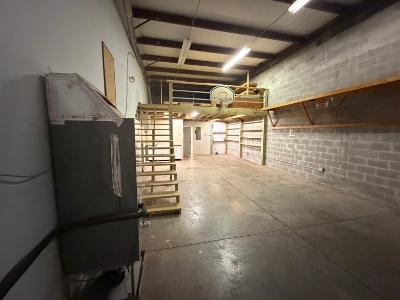 More Photos Of 7203-7217 21st St E, Sarasota Warehouse For Lease