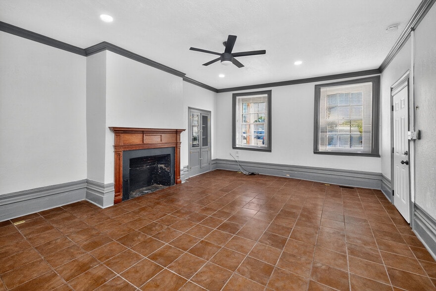 More Photos Of 102 W High St, Lexington General Retail For Sale