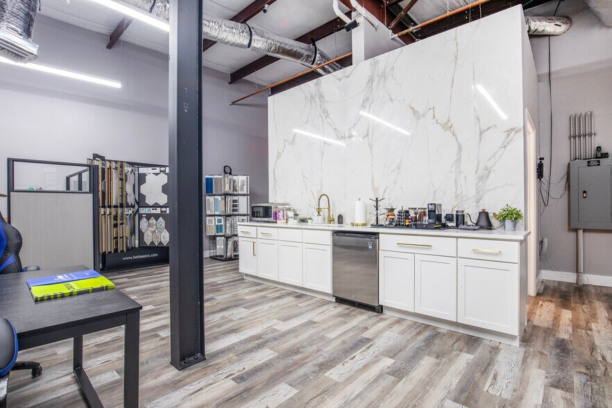 More Photos Of 330 NW Enterprise Dr, Port Saint Lucie Showroom For Lease