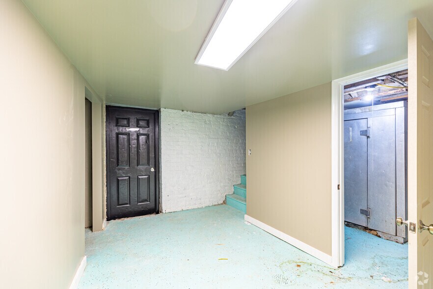 More Photos Of 300-304 N Robinson St, Richmond Freestanding For Sale