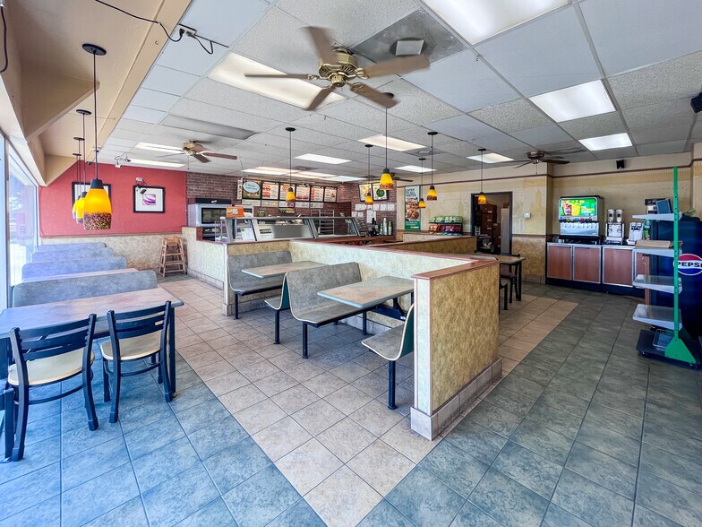 More Photos Of 5168 NE I 10 Frontage Rd, Sealy General Retail For Sale