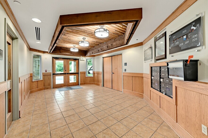 More Photos Of 3821 Juniper Trce, Austin Loft Creative Space For Sale