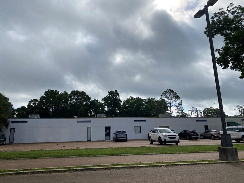 More Photos Of 131-151 Jefferson Davis Blvd, Natchez Medical For Lease