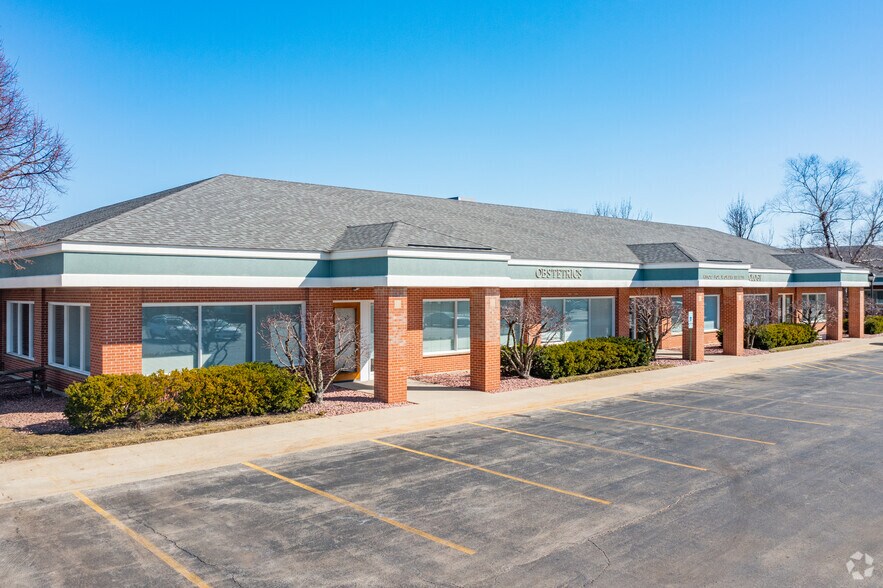 More Photos Of 3 S Greenleaf Ave, Gurnee Unknown For Lease