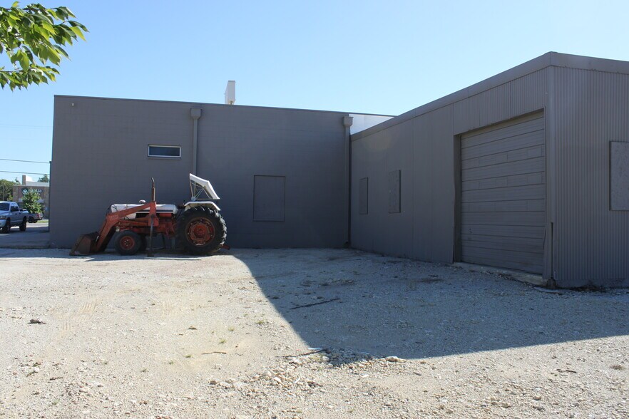 More Photos Of 1220 Mineral Wells Hwy, Weatherford Showroom For Sale