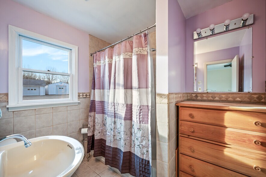 More Photos Of 4085 / 4086 State Route 422, Southington Showroom For Sale