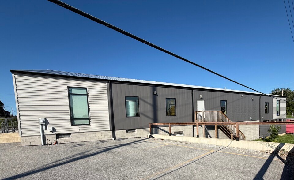 More Photos Of 451 Washington St, Valparaiso Flex For Sale