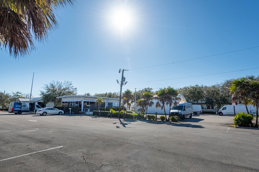 More Photos Of 2980 W Oakland Park Blvd, Oakland Park Showroom For Lease