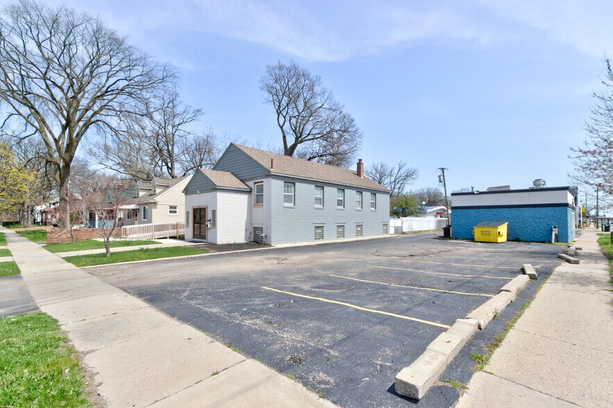 More Photos Of 2520 Rochester Rd, Royal Oak Office For Lease