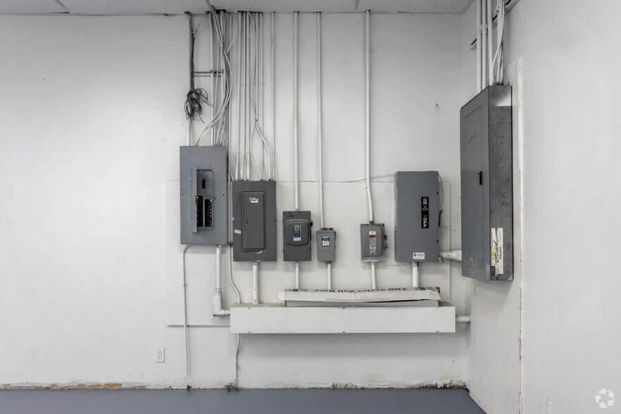 More Photos Of 2500 Central Pky, Houston Unknown For Lease