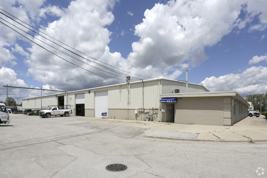 More Photos Of 29900 N Skokie Hwy, Lake Bluff Warehouse For Lease