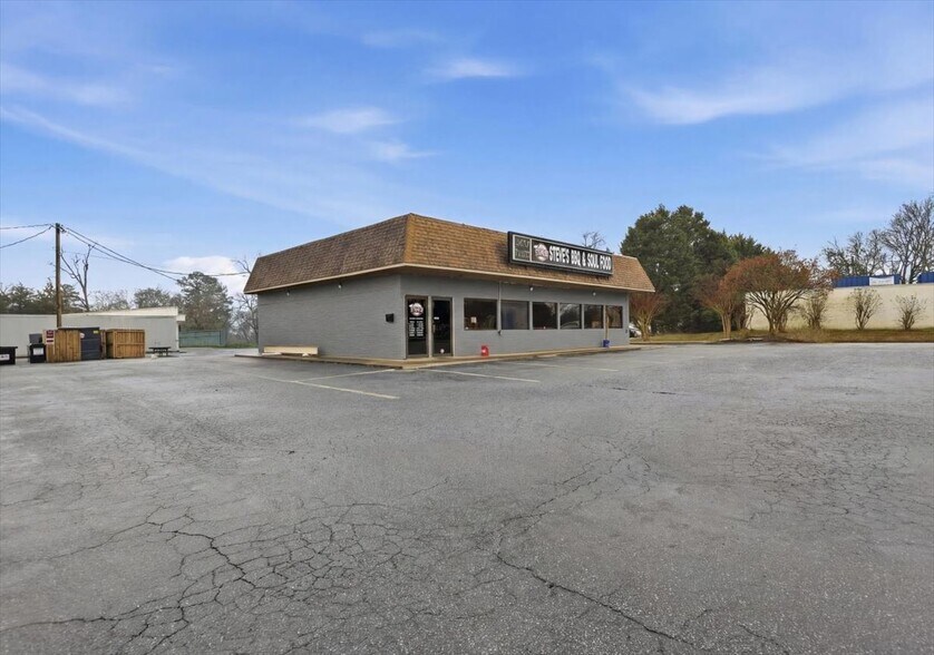 More Photos Of 575 N Glynn St, Fayetteville Freestanding For Sale
