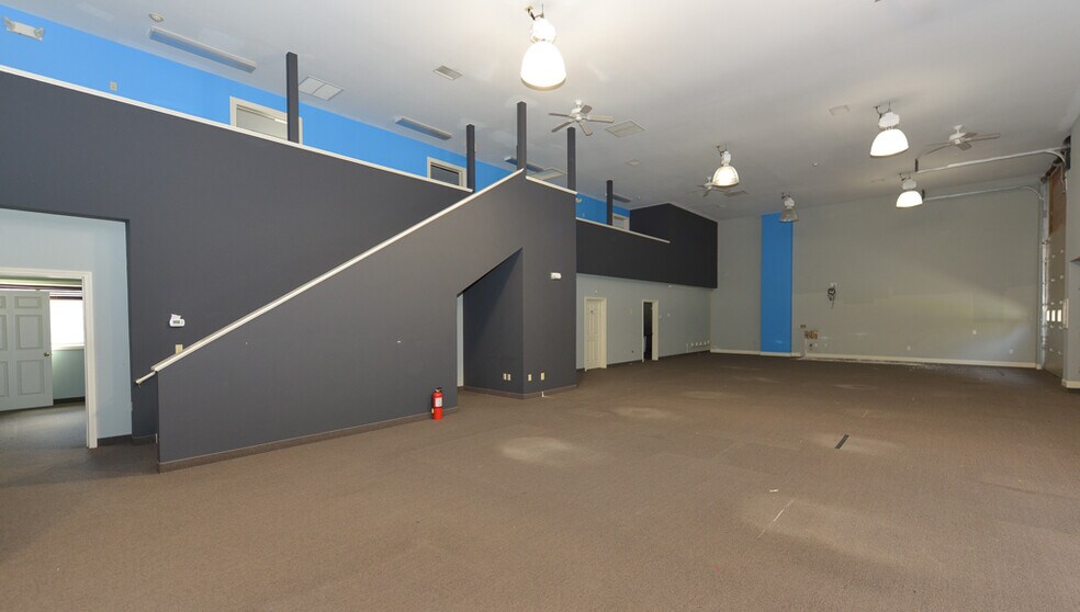 More Photos Of 8 Pecks Ln, Newtown Flex For Lease