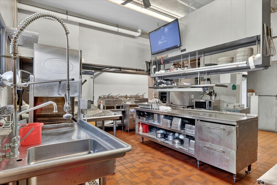 More Photos Of 11802 N Charley Bluff Rd, Milton Restaurant For Sale