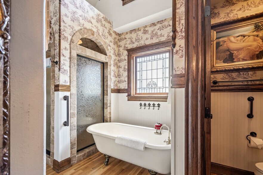 More Photos Of 306 N Main St, Bentonville Hospitality For Sale