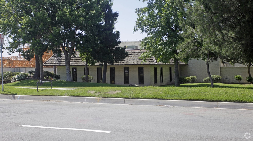More Photos Of 1045 Rialto Ave, Rialto Warehouse For Lease