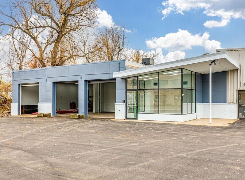 Primary Photo Of 1826 E Market St, Akron Auto Repair For Sale