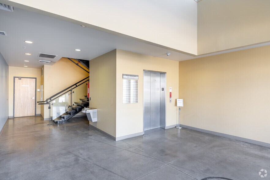 More Photos Of 5001 S Parker Rd, Aurora Office For Lease