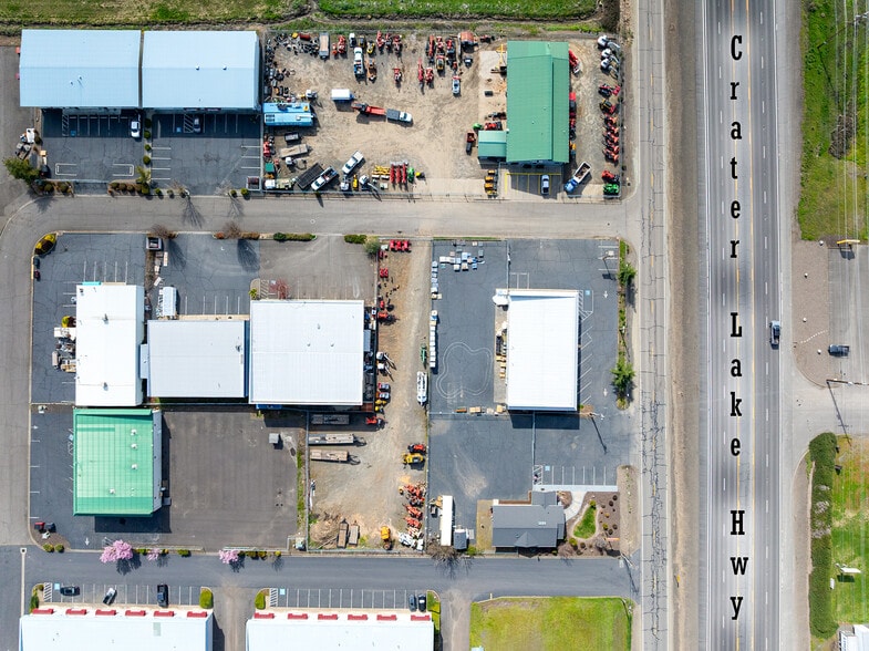 More Photos Of 6062-6068 Crater Lake Ave, Central Point Warehouse For Sale