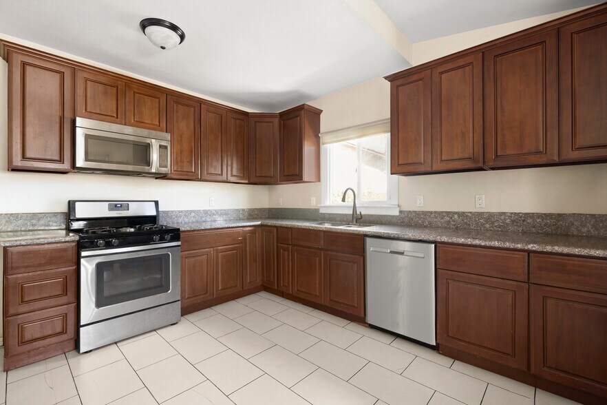 More Photos Of 986 E 51st St, Los Angeles Apartments For Sale
