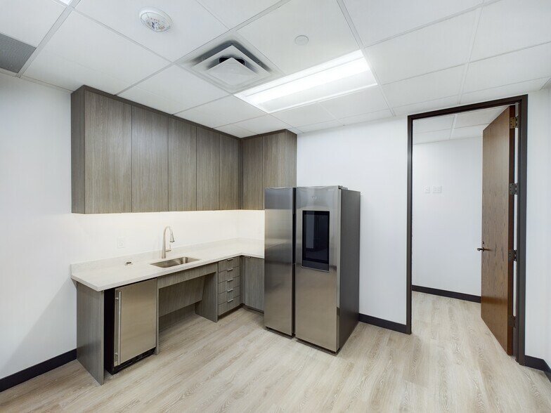 More Photos Of 1341 W Mockingbird Ln, Dallas Office For Lease