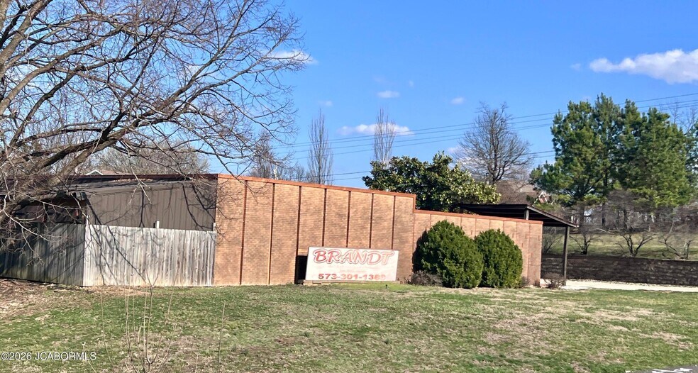 Primary Photo Of 1401 E Main St, Linn Flex For Sale