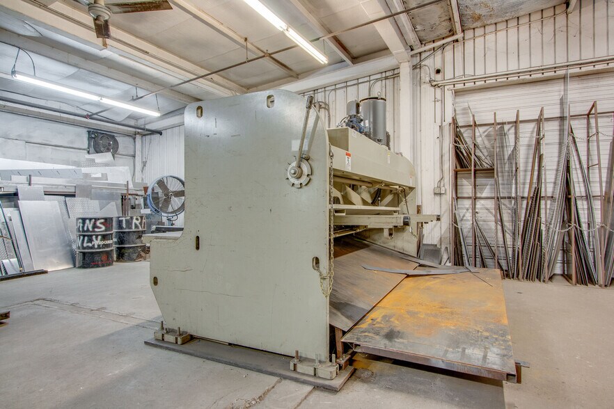 More Photos Of 120 Confederate Dr, Franklin Manufacturing For Sale