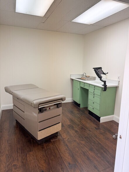 More Photos Of 3630 Almazan Dr, Dallas Medical For Lease