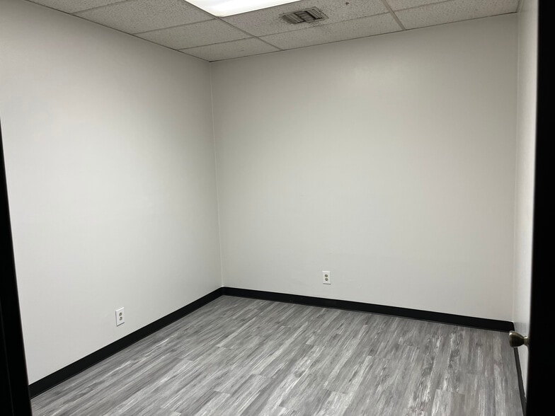 More Photos Of 477 Roland Way, Oakland Warehouse For Lease