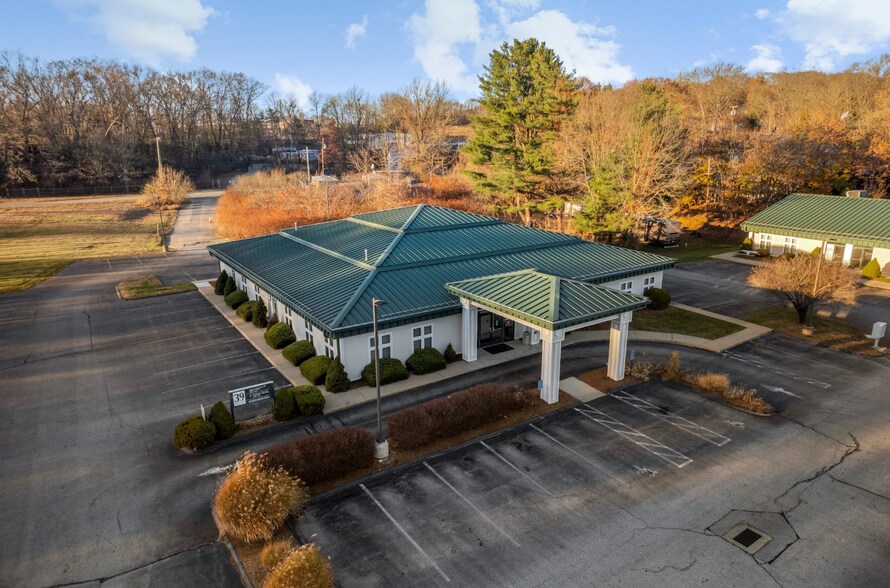 More Photos Of 35-39 Kennedy Dr, Putnam Medical For Lease