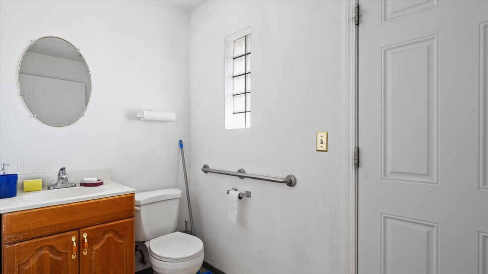 More Photos Of 5804 W Clearwater Ave, Kennewick Freestanding For Sale