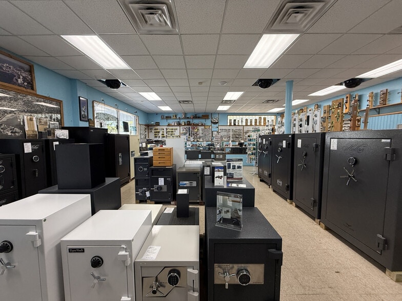 More Photos Of 1342 N Lime Ave, Sarasota Warehouse For Sale