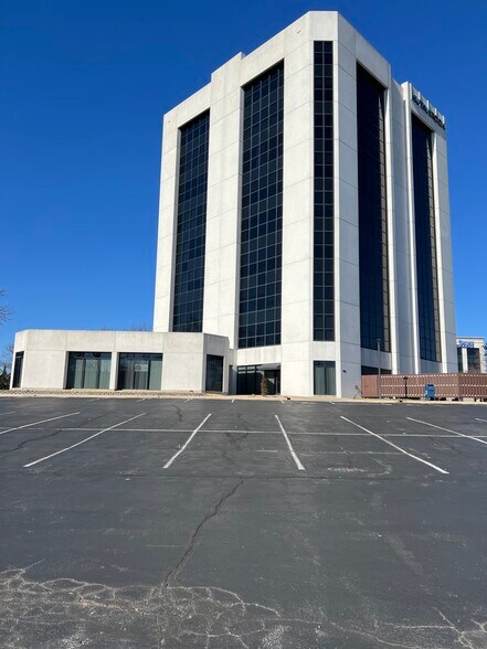 More Photos Of 300 John Q. Hammons Pky, Springfield Office For Lease