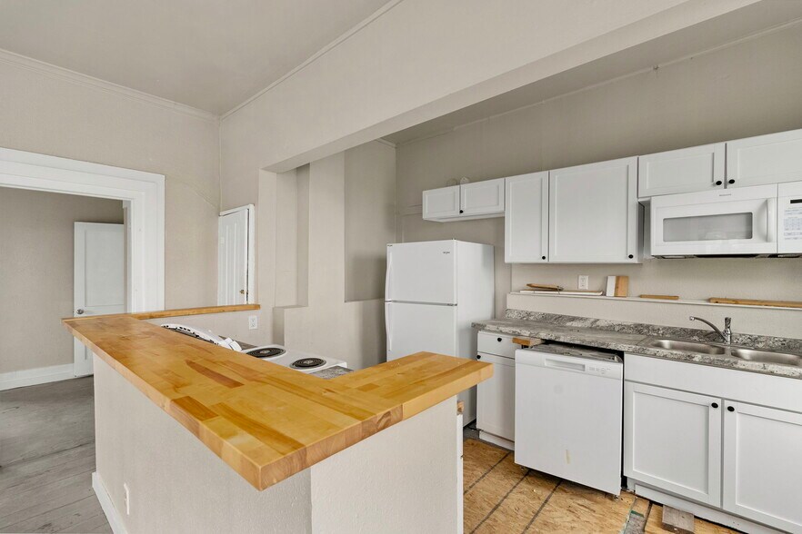 More Photos Of 901 N Saint Joseph St, Gonzales Office For Sale