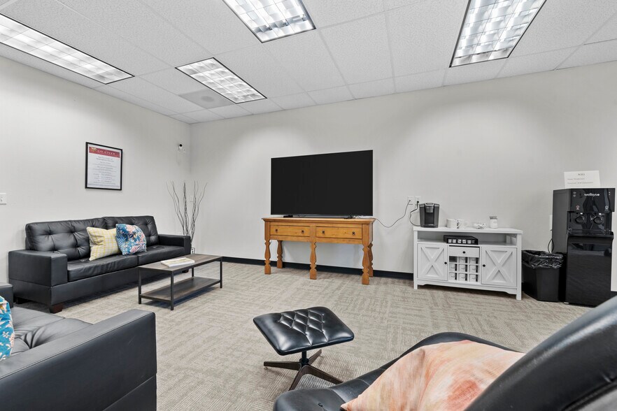 More Photos Of 675 Orchard Heights Rd, Salem Medical For Sale