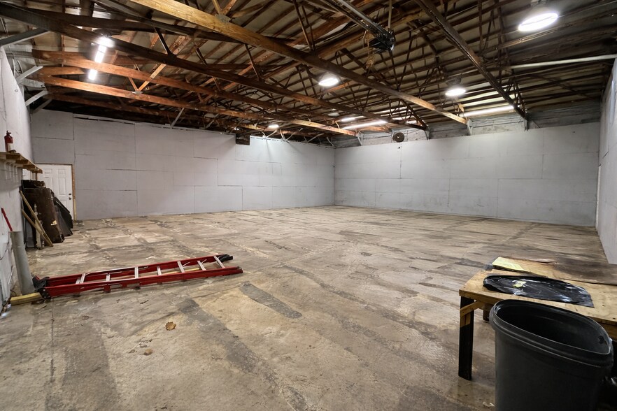 More Photos Of 231 E Walnut St, Chatham Industrial For Lease