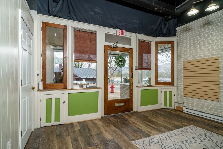 More Photos Of 500-502 First St, Shenandoah Office For Sale