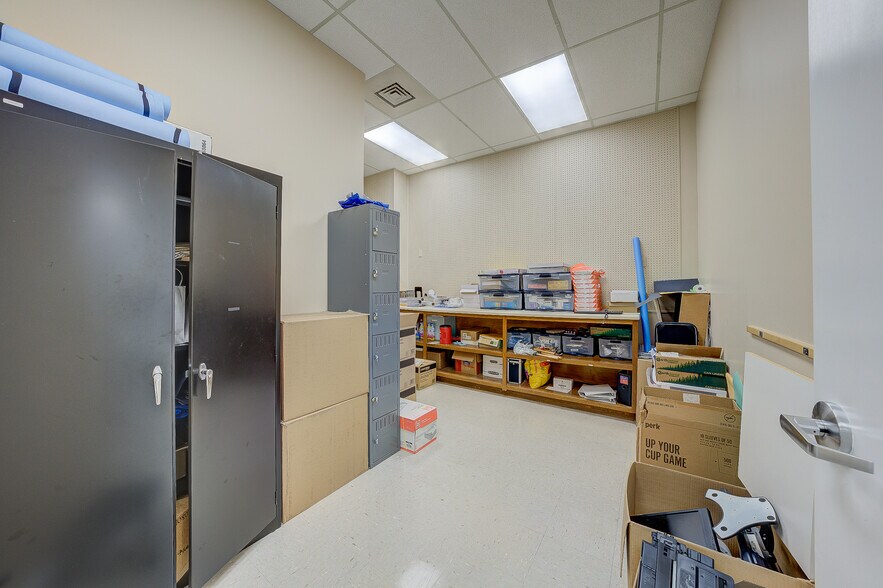 More Photos Of 5335 Peters Creek Rd, Roanoke Office For Sale