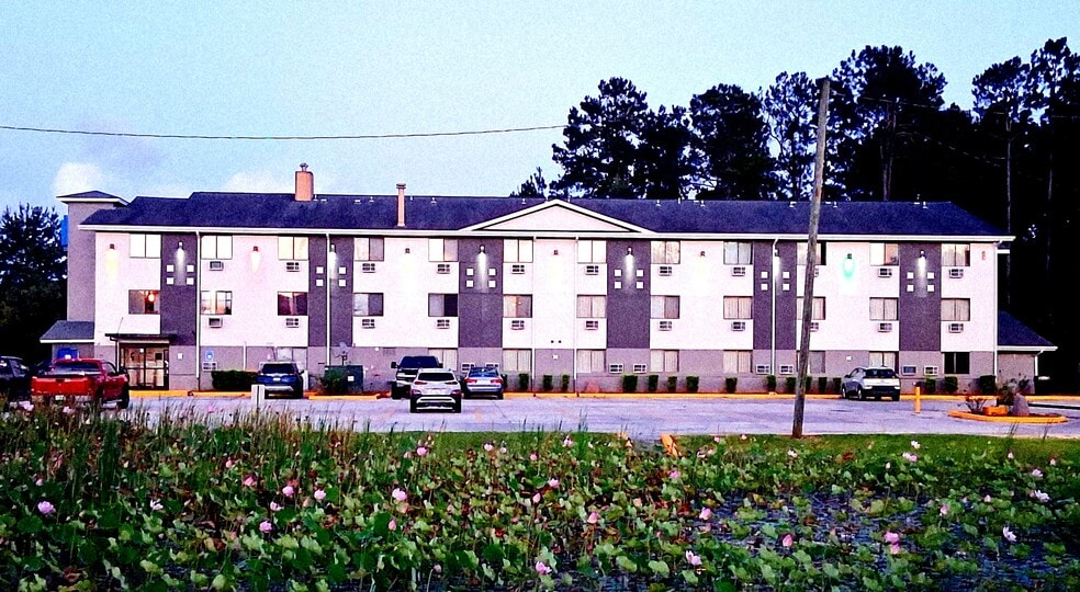 More Photos Of 120 Robert L Edenfield Dr, Kingsland Hotel For Sale