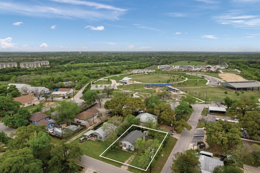 More Photos Of 200 Elm St, Buda Office For Sale