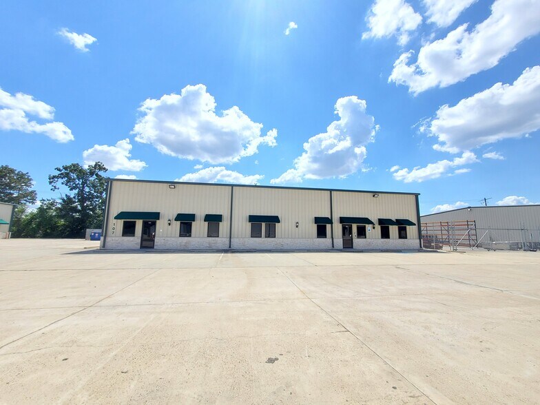 More Photos Of 2418 N Frazier St, Conroe Light Manufacturing For Lease