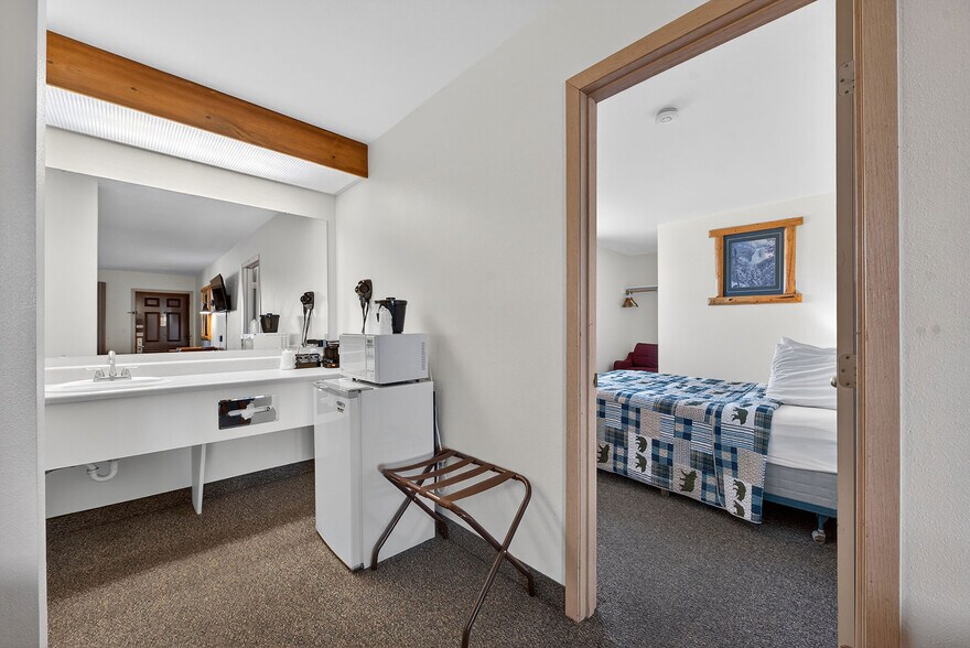 More Photos Of 102 E Greenwood St, Enterprise Hotel For Sale