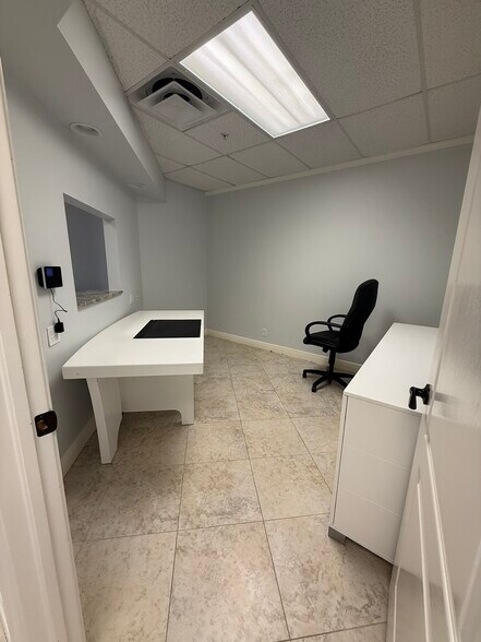 More Photos Of 28089 Vanderbilt Dr, Bonita Springs Office For Sale