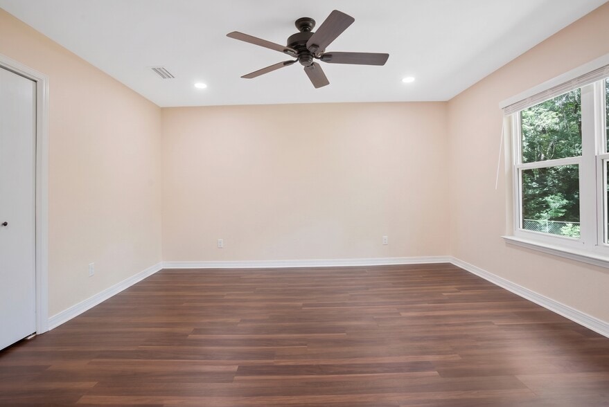 More Photos Of 6904 Fairfield Dr, Pensacola Office For Sale