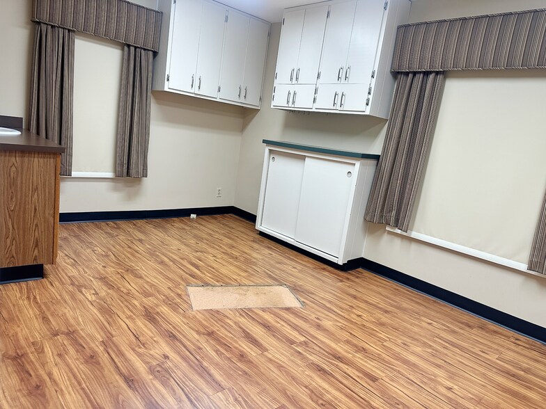 More Photos Of 2855 SE Kansas Pl, Topeka Veterinarian Kennel For Lease