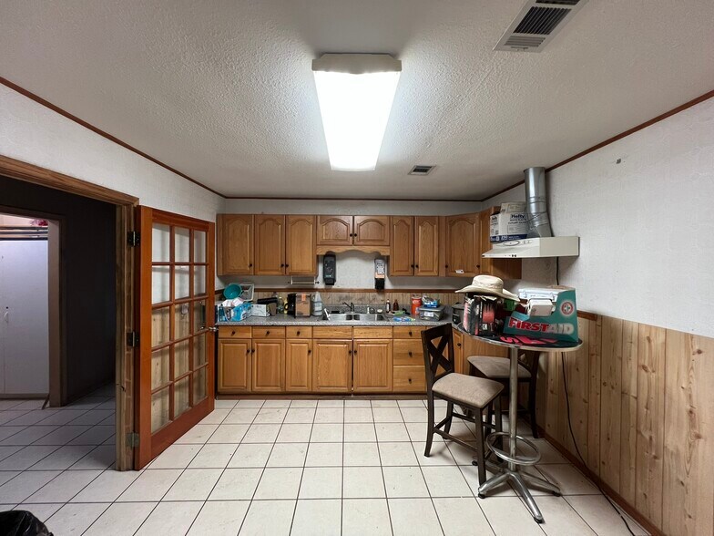 More Photos Of 3226 N Main St, Cleburne Warehouse For Lease